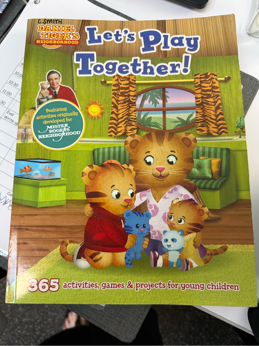 Daniel Tiger's Neighborhood: Let's Play Together!: 365 activitie